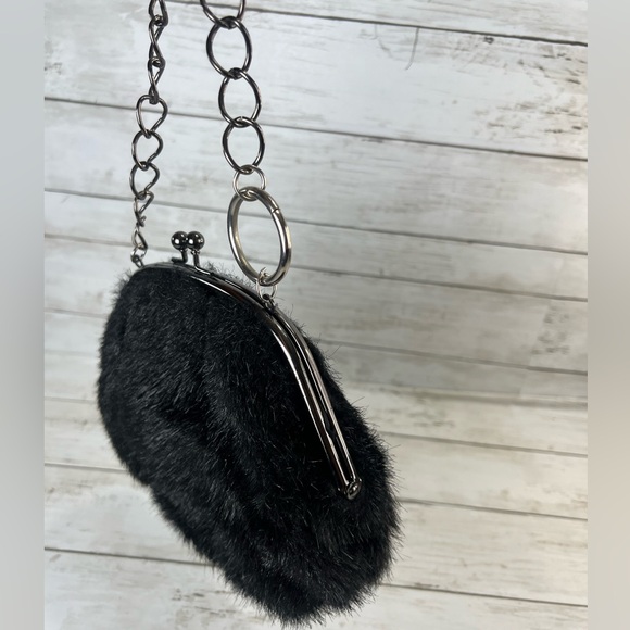 Purse Y2K vintage Black faux fur clutch bag with chain - Picture 3 of 11